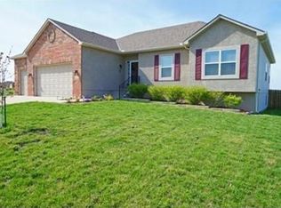 1110 SW Winterberry Cir, Oak Grove, MO 64075