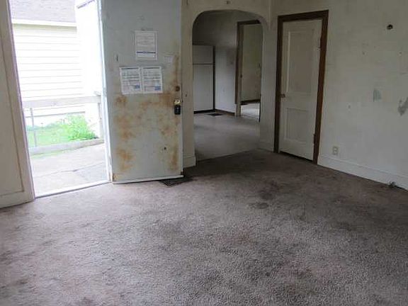 2nd image of 122 Fremont St