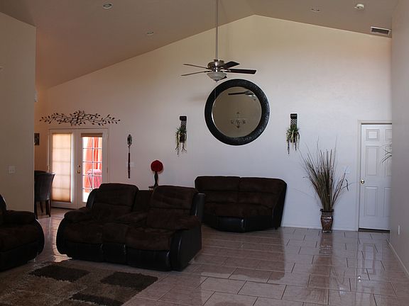 Livin room/dining area