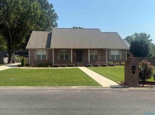 102 Turnberry Ln, Rainbow City, AL 35906