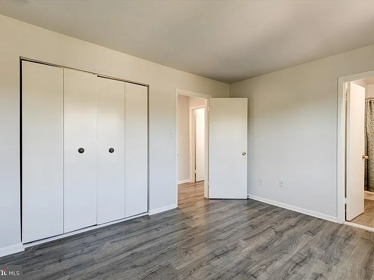 6th Pl NE — Photo 20