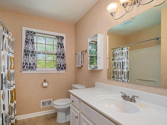 4th image of 4115 Gladstone Ln