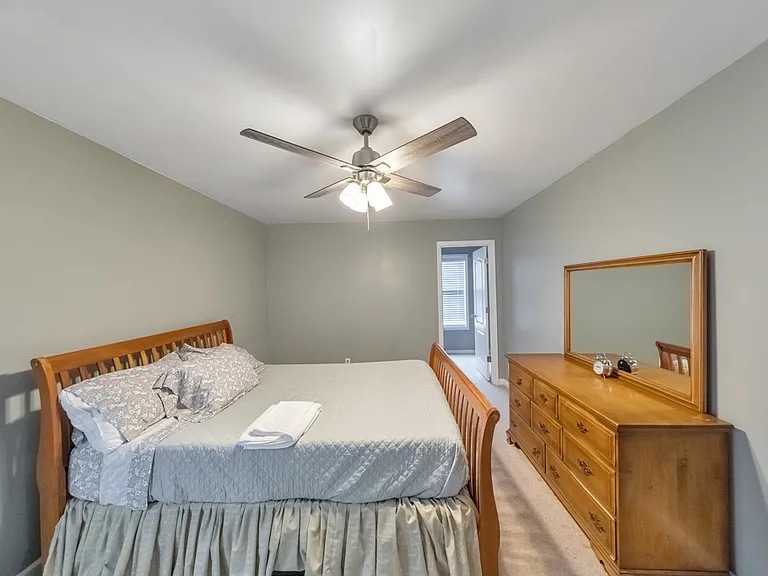 179 Holbrook Dr — Photo 5