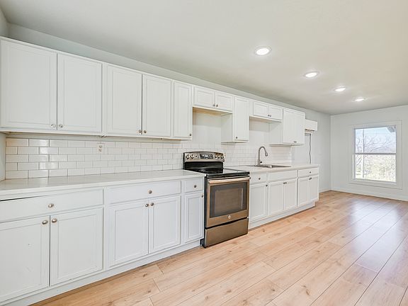 3rd image of 1131 W Johnson St