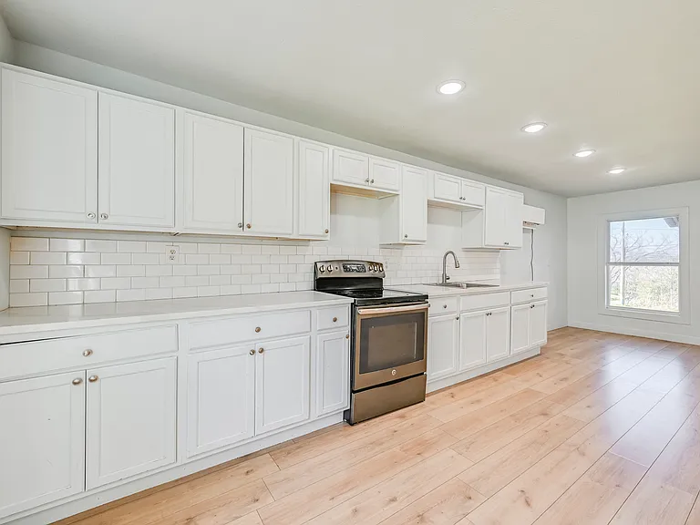 1131 W Johnson St — Photo 3