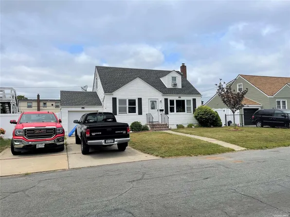 11 Maple Drive, Lindenhurst, NY 11757