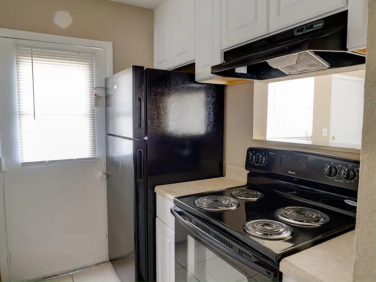 Hibiscus Place Apartments — Photo 6