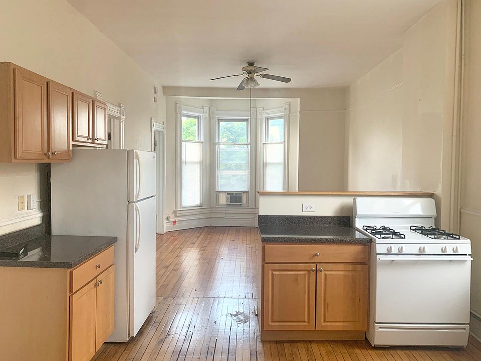 1st image of 1084 N Marshfield Ave #3