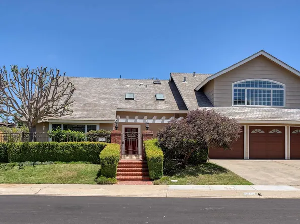 8745 Robin Hood Ln, La Jolla, CA 92037