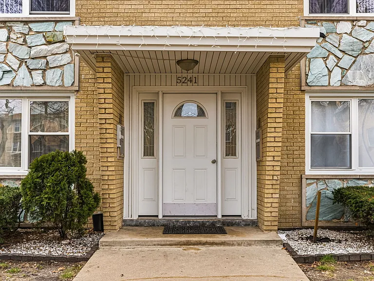 5241 N Reserve Ave #1W — Photo 2