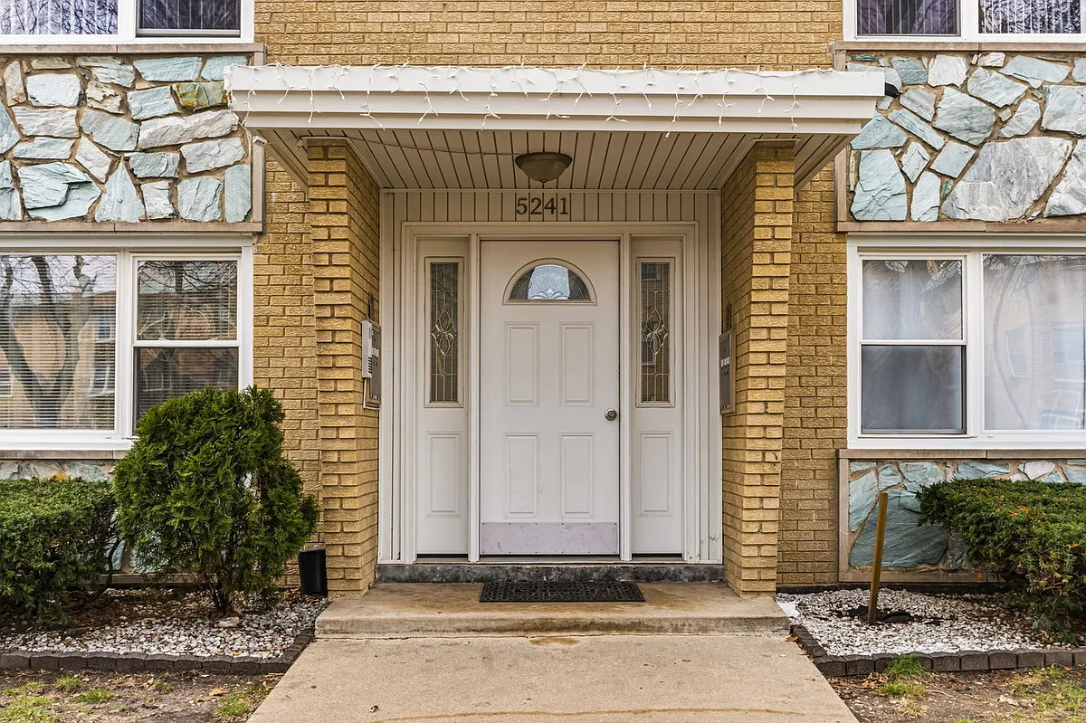 Building Photo - 5241 N Reserve Ave #1W