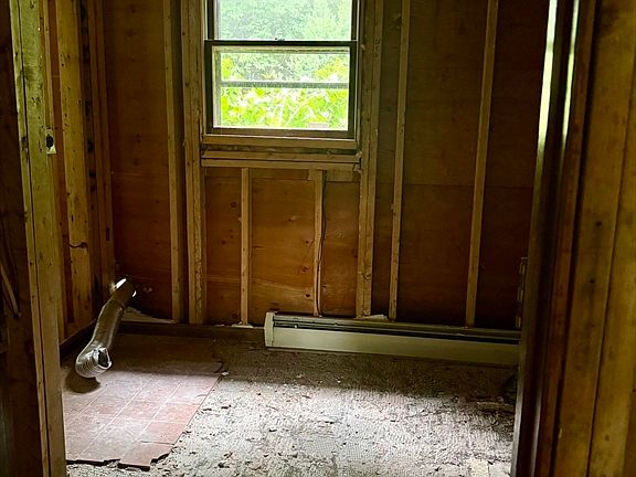 5th image of 324 Mendon St