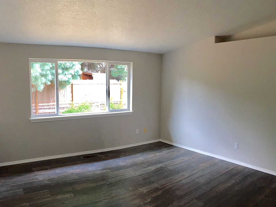 2nd image of 1365 46th Pl SE