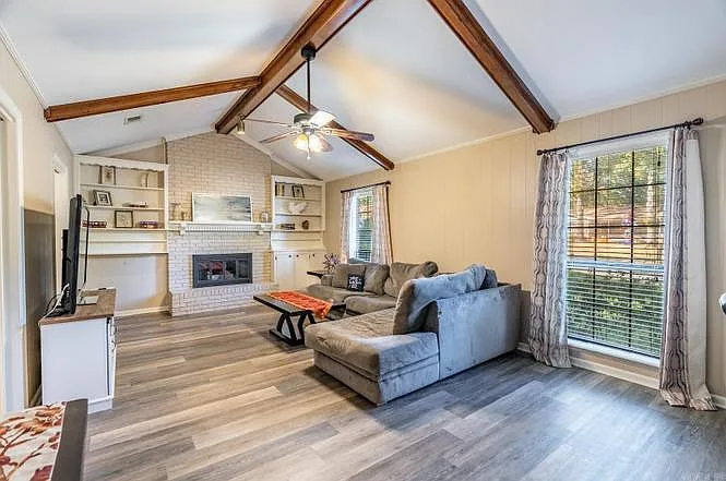 3 bed, $1,527 — Photo 2