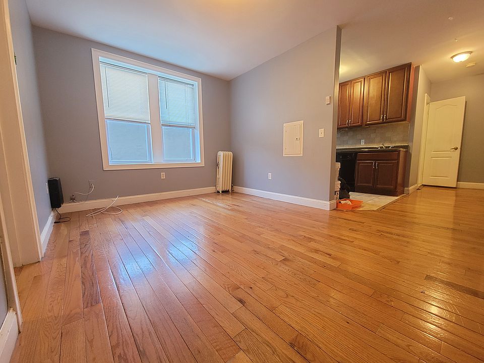 2nd image of 928 21st St #24E