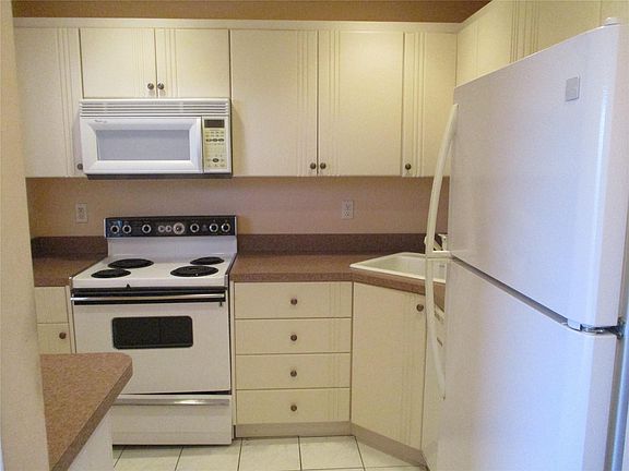 4th image of 8390 Lagos De Campo Boulevard #304