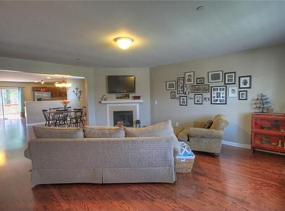 3rd image of 1328 Creekside Dr
