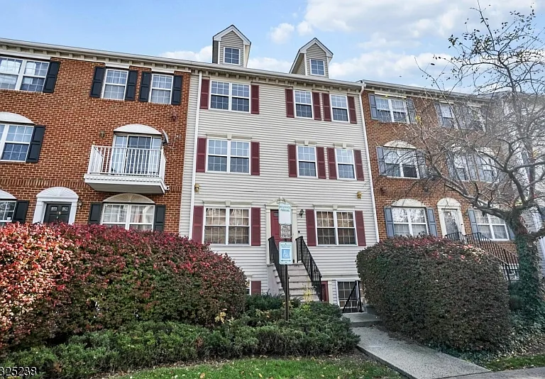 100 Callahan Ct — Photo 2