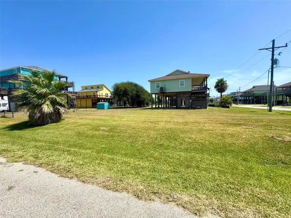 882 Gulfview Dr, Crystal Beach, TX 77650