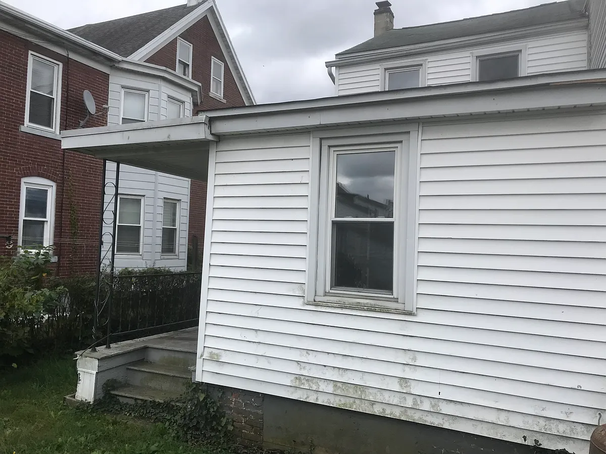 Building Photo - 307 E Railroad St