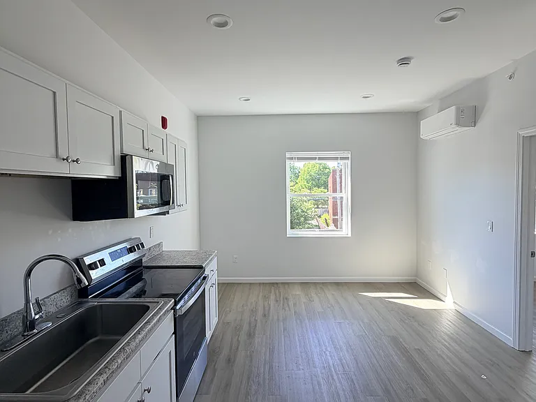337 Main St #7 — Photo 2