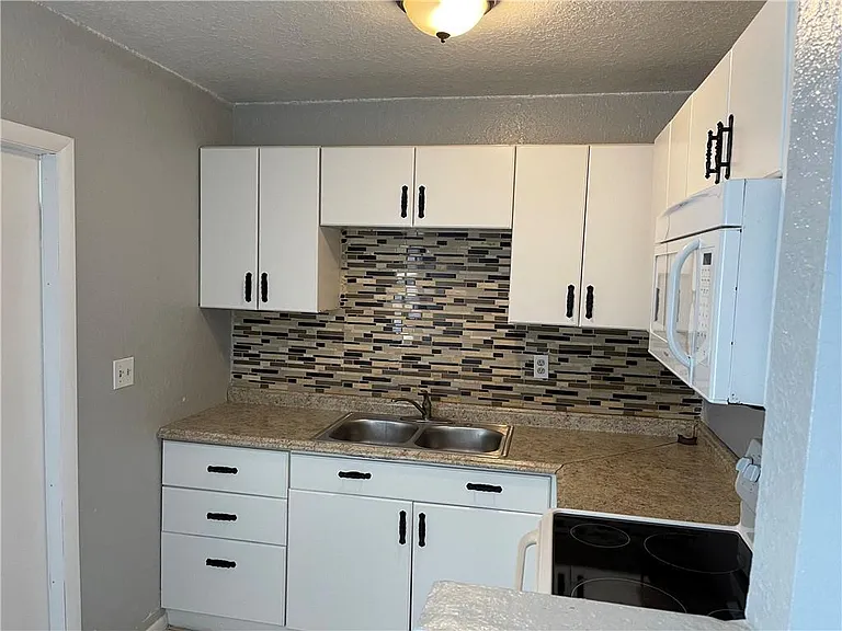 918 NW 24th Ave — Photo 5