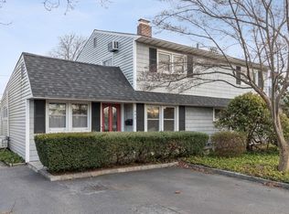 442 N Newbridge Rd, Levittown, NY 11756