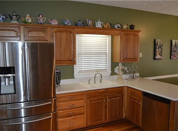 3rd image of 214 Sayre Ln