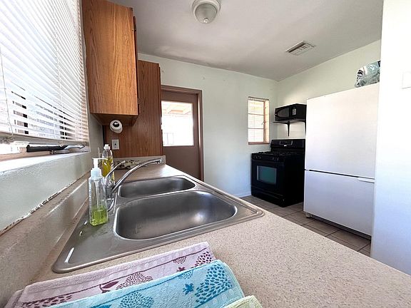 4th image of 1330-1 E 10th St