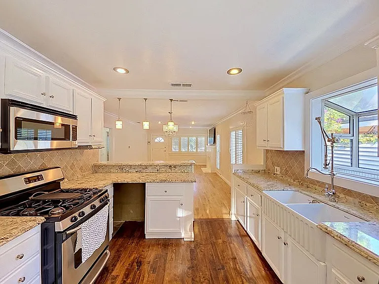 3819 S Van Ness Ave — Photo 15