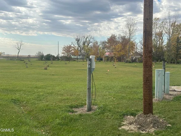 Barlow St, Carrington, ND 58421
