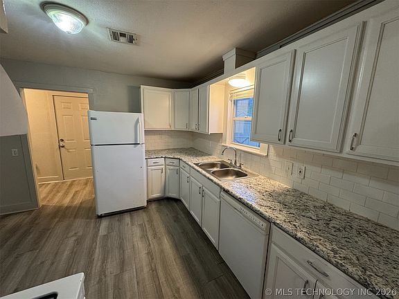 4th image of 416 N Franklin Ave W
