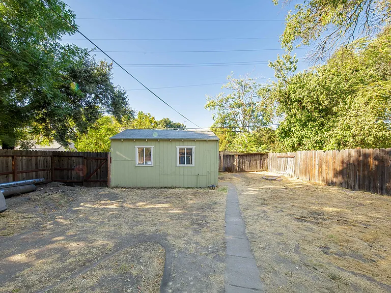 303 E Arcade St — Photo 24