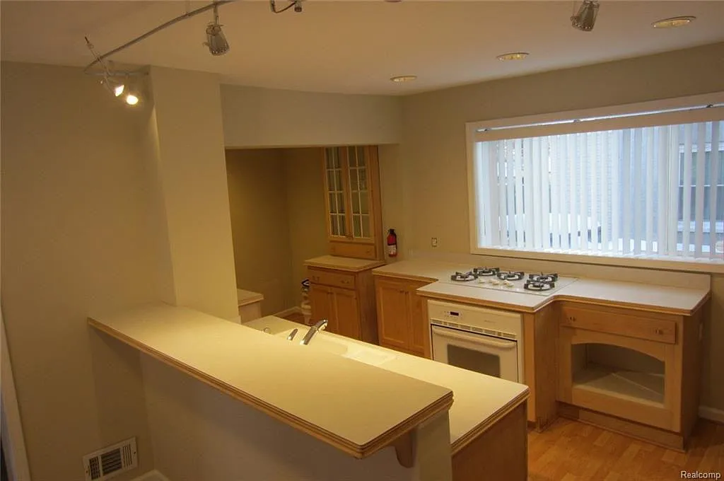 3 bed, 2.5 bath, 1235 sqft, $1,600 — Photo 4