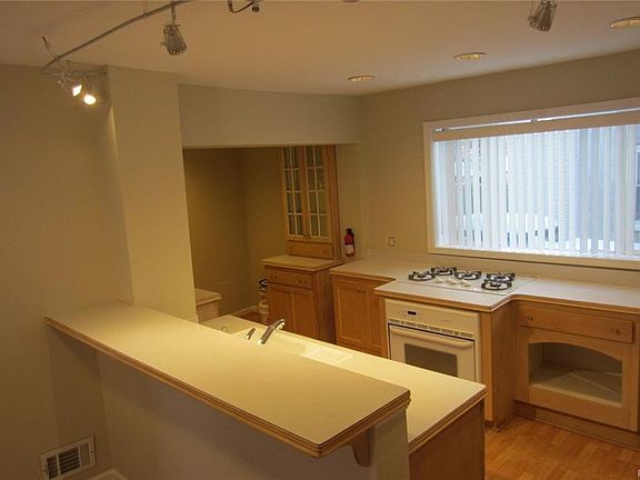 4th image of 64 Oliver St