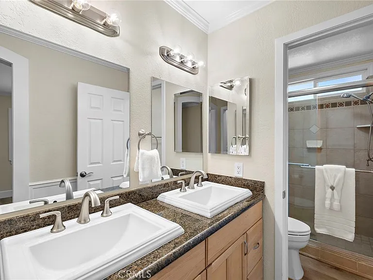 24725 Camarillo St — Photo 20