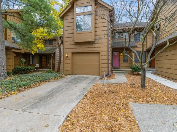 7019 Oak Brook Dr, Urbandale, IA 50322