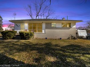 422 Fernbarry Dr, Waterford, MI 48328