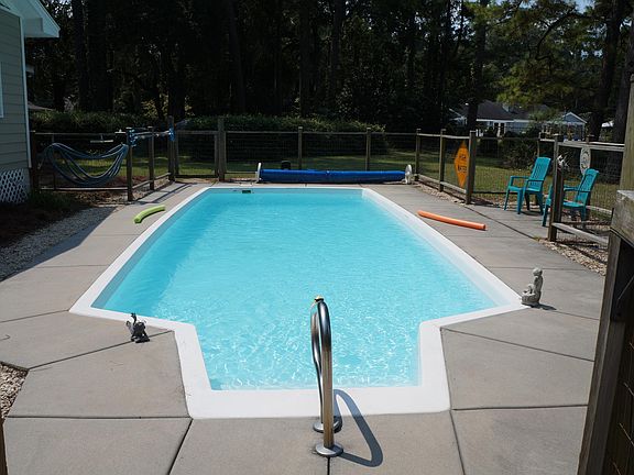 3rd image of 7 Lake Court