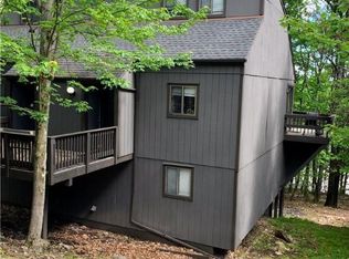 90 Cross Country Ln, Tannersville, PA 18372