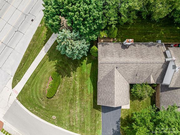 4th image of 32767 Chapman Cir