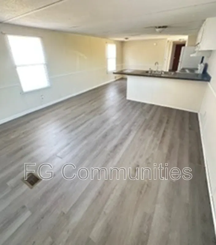 3 bed, 2.0 bath, $975 — Photo 2