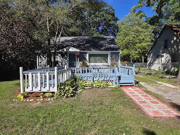 3rd image of 915 Baldwin St