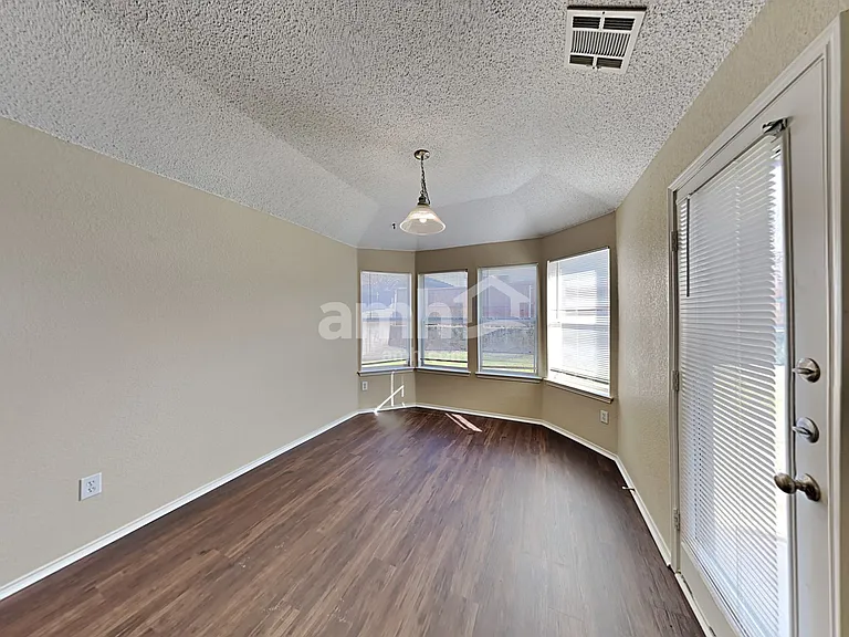 904 Crowder Dr — Photo 6