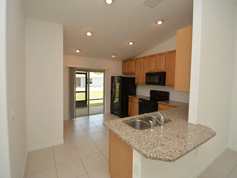 33 Rosecroft Ln #B — Photo 9