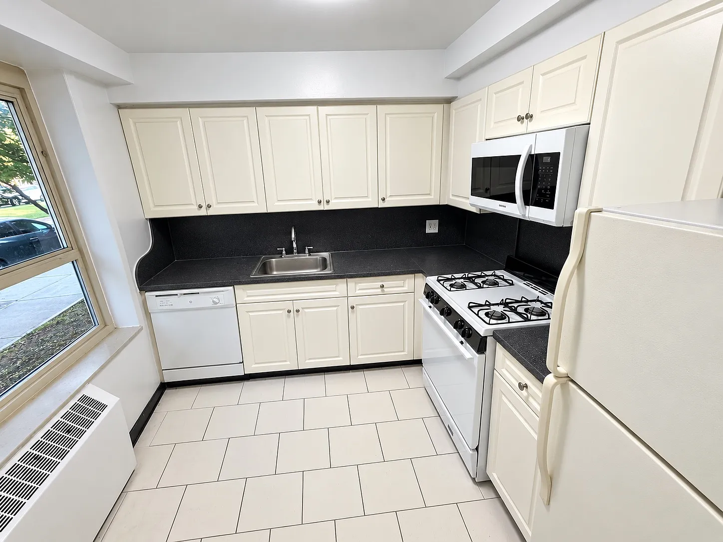 194th Ln, Fresh Meadows — Photo 2