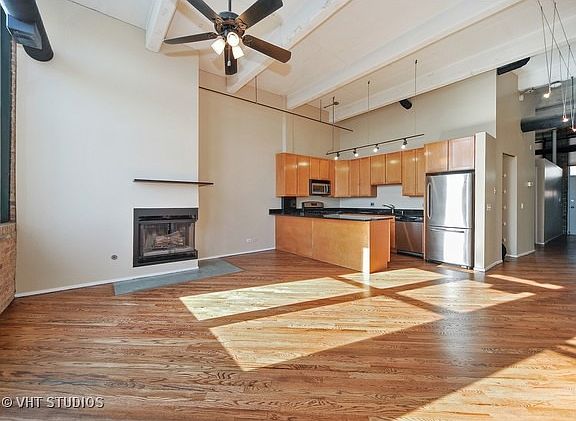 3rd image of 1720 N Marshfield Ave APT 302