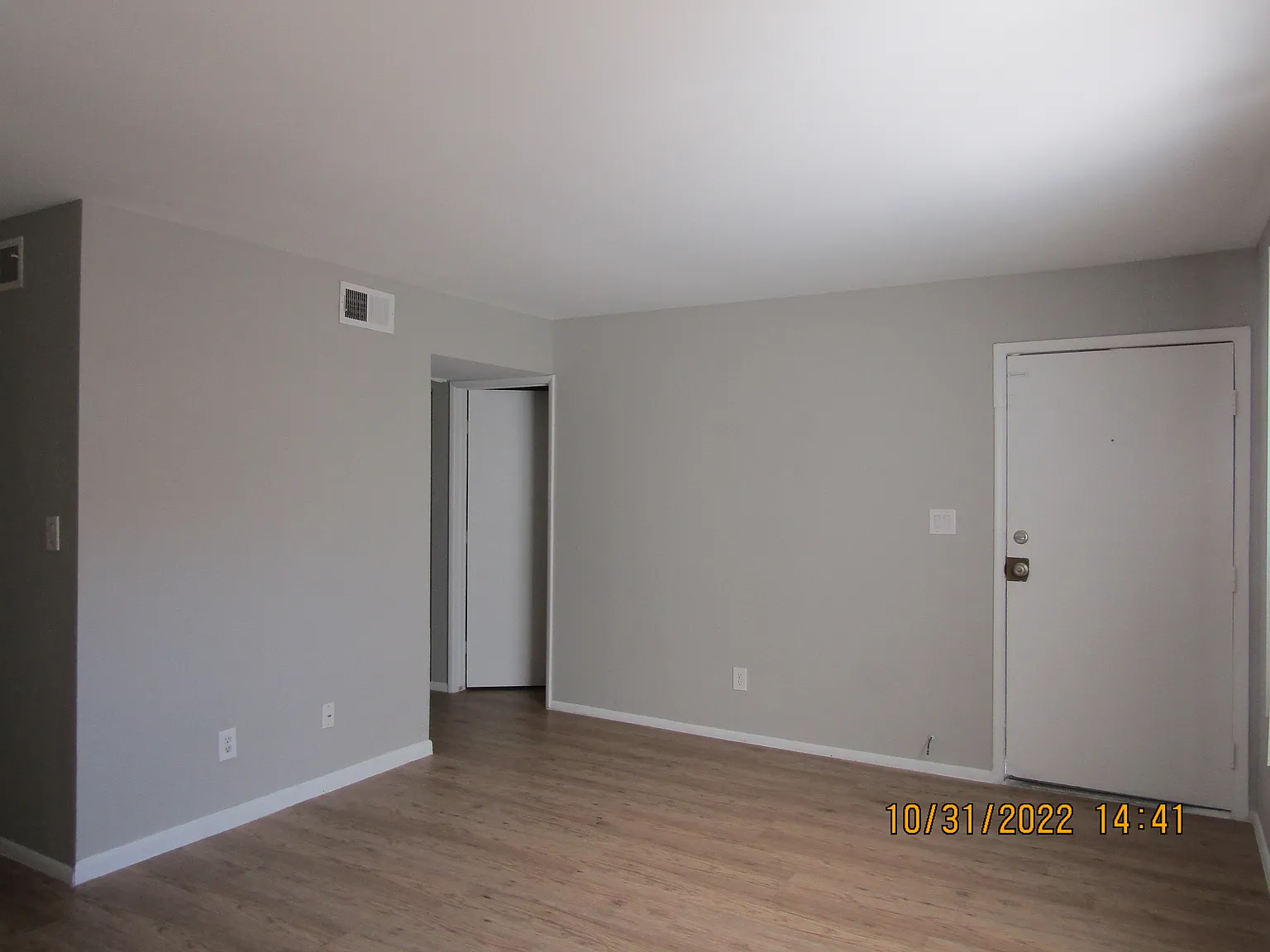 2 bed, 812 sqft, $1,049 — Photo 1