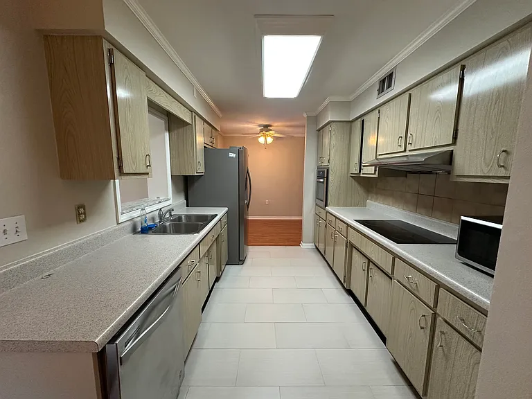 1720 Grove Dr — Photo 11