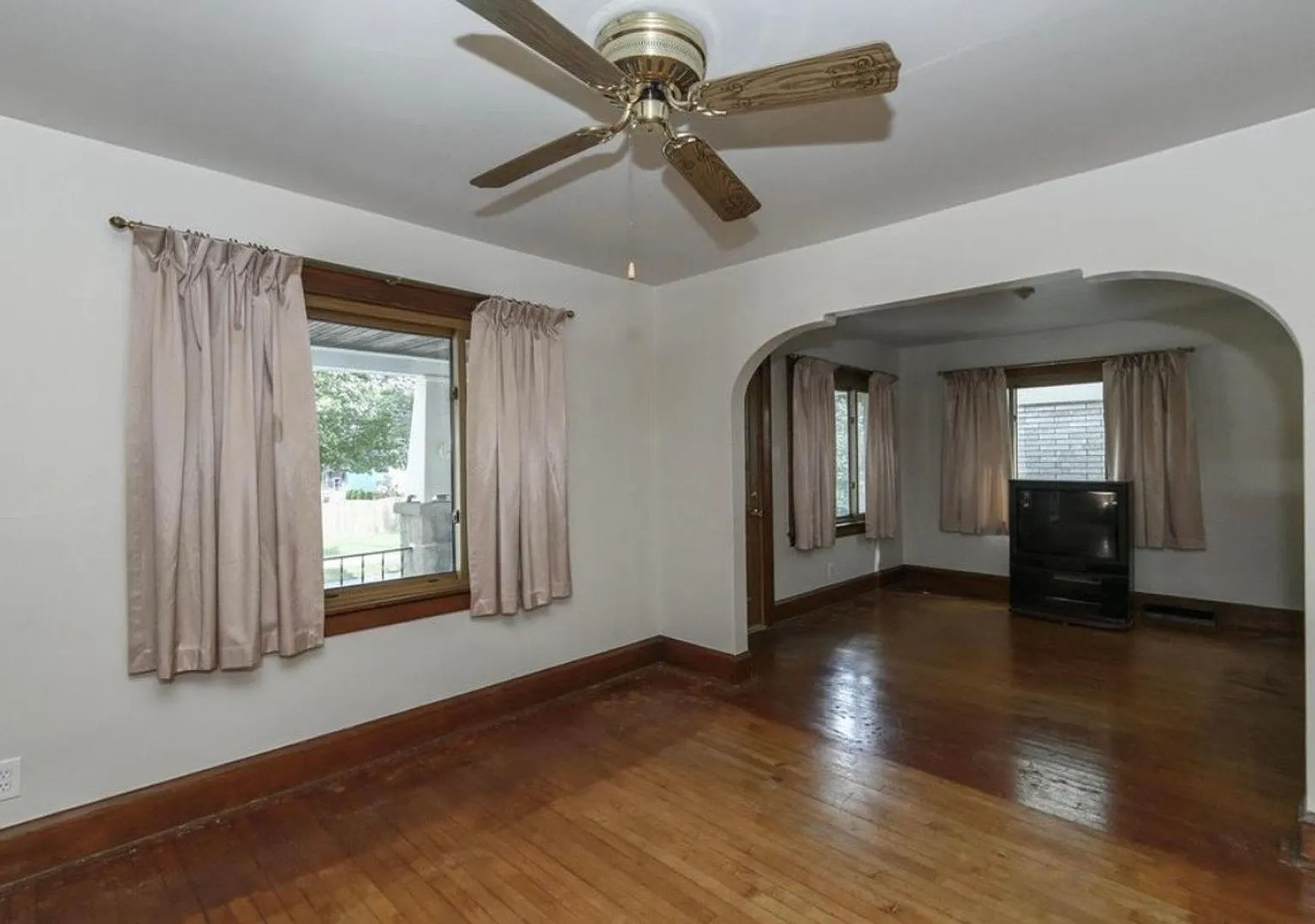 Welcome Home: Stunning 3-Bedroom Single-Family Residence — Photo 2
